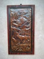 Koper wandbord met hert/elanden op een houten plaat., Antiek en Kunst, Antiek | Wandborden en Tegels, Ophalen of Verzenden