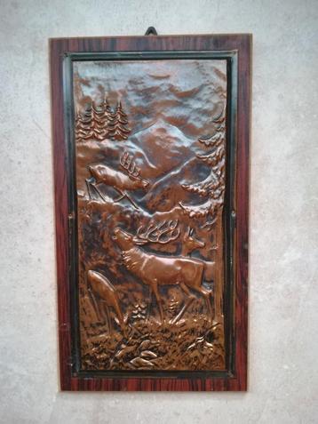 Koper wandbord met hert/elanden op een houten plaat.