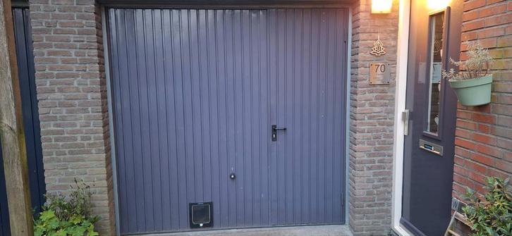 Garagedeur metaal, kanteldeur met loopdeur en kattenluik, Doe-het-zelf en Verbouw, Deuren en Horren, Ophalen
