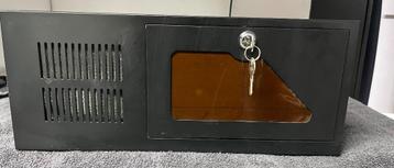 Server behuizing voor in 19" rack beschikbaar voor biedingen