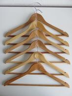 6 identieke houten kledinghangers Met broekenstang, Ophalen of Verzenden, Zo goed als nieuw, Hout, Volwassenen