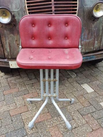 Aparte kruk ,barkruk ,stoel ,rugleuning kan ingeklapt worden beschikbaar voor biedingen