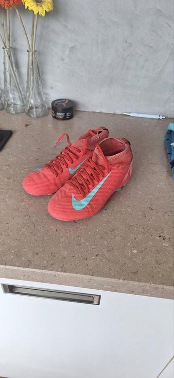 Nike voetbalschoenen maat 34  beschikbaar voor biedingen