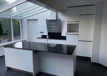 MATWITTE GREEPLOOS KEUKEN MET KOOKEILAND beschikbaar voor biedingen