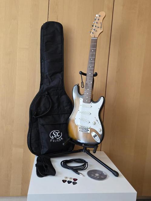 SX Volcano elektrische gitaar, compleet met toebehoren:, Muziek en Instrumenten, Snaarinstrumenten | Gitaren | Elektrisch, Zo goed als nieuw