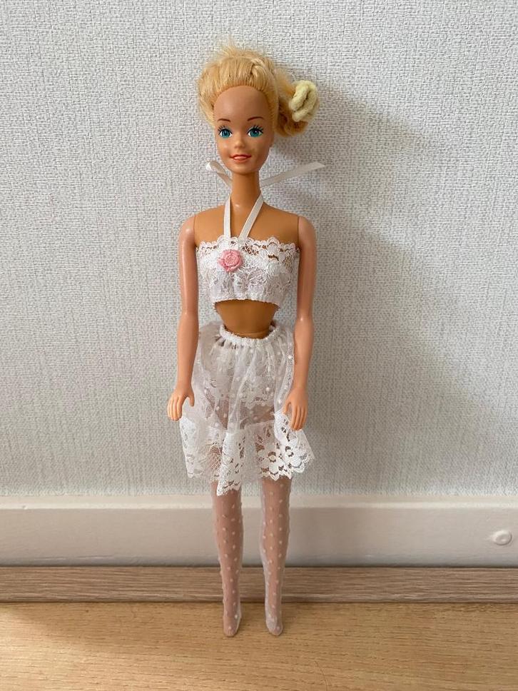 Barbie, witte jurk, jaren 80/90, Kinderen en Baby's, Speelgoed | Poppen, Gebruikt, Barbie, Ophalen of Verzenden