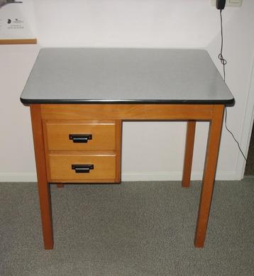 Vintage bureau met formica blad beschikbaar voor biedingen