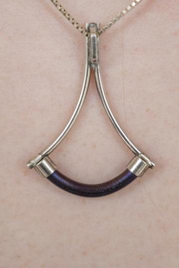 Bijzondere zilverkleurige hanger anker tweezijdig te dragen beschikbaar voor biedingen