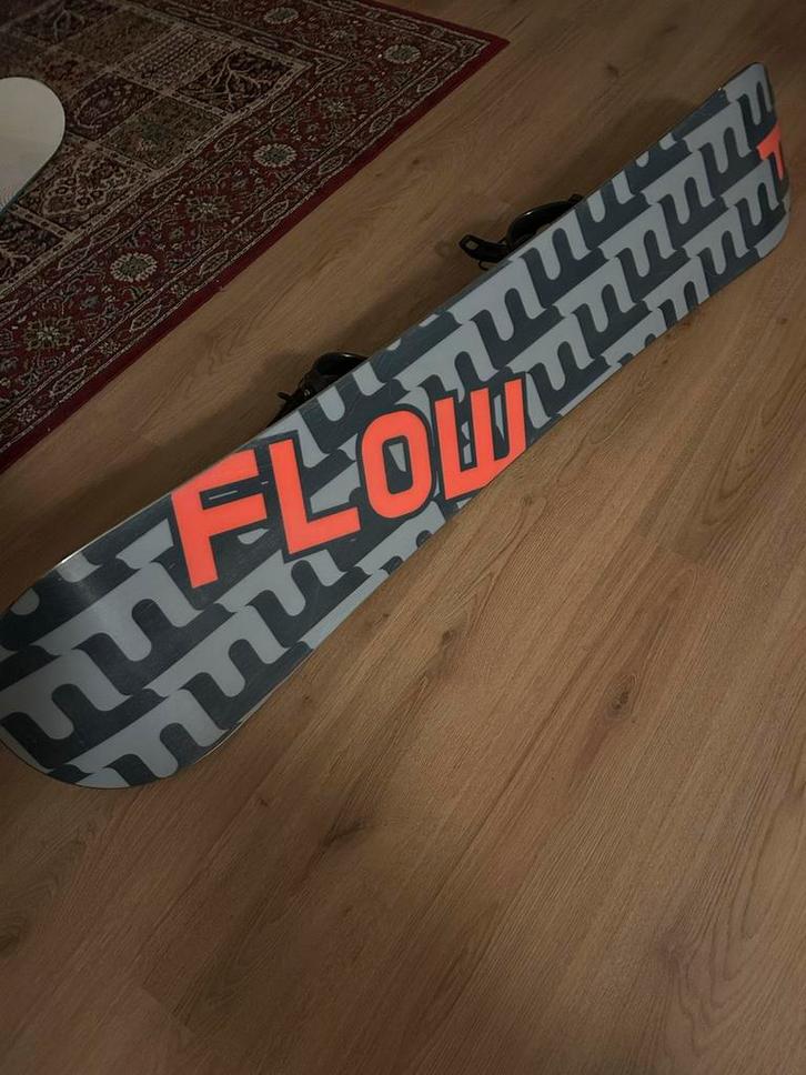 ZGAN Flow Merc 151cm Snowboard + Flow Bindingen M, Sport en Fitness, Snowboarden, Zo goed als nieuw, Board, Ophalen of Verzenden