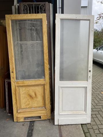 2 prachtige antieke binnendeuren met historisch glas beschikbaar voor biedingen