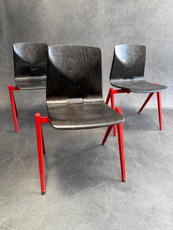 Vintage stoelen - Pagholz Thur-op-Seat (3x), Huis en Inrichting, Stoelen, Gebruikt, Drie, Hout, Metaal, Rood, Ophalen