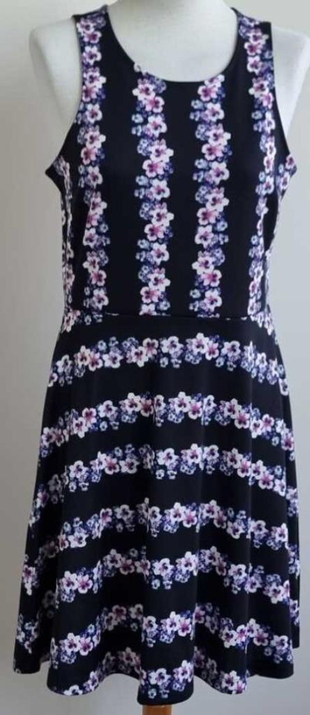 H & M zwart jurkje met viooltjes print mt. M, Kleding | Dames, Jurken, Zo goed als nieuw, Maat 38/40 (M), Zwart, Boven de knie