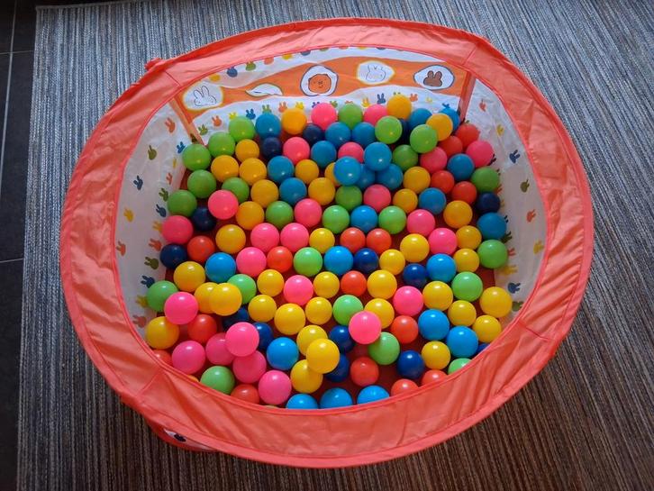 Nijntje ballenbak met extra set ballen en IKEA opbergmand, Kinderen en Baby's, Speelgoed | Speeltenten, Zo goed als nieuw, Ophalen