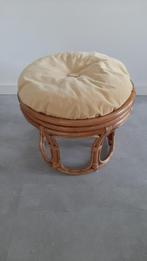 Manou Rotan kruk voetenbank rond vintage pastel geel kussen, Ophalen of Verzenden, Zo goed als nieuw, Hout