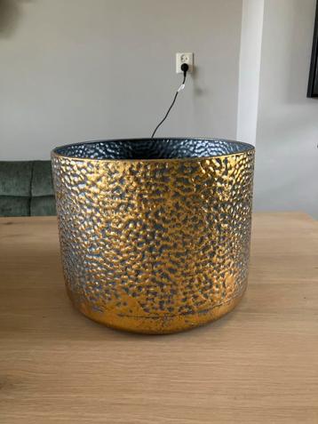 Goudkleurige bloempot beschikbaar voor biedingen