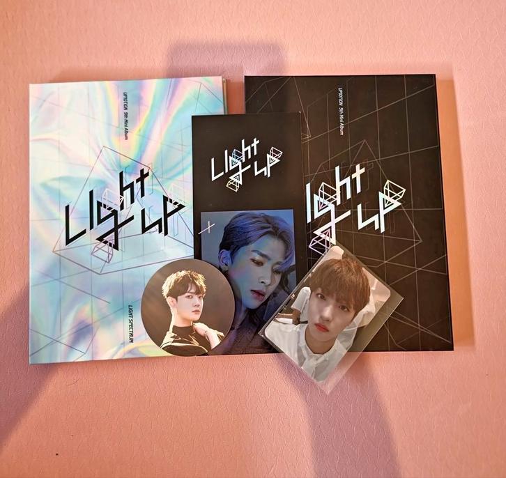 Kpop | UP10TION Light Up en Spotlight albums met pc, Verzamelen, Muziek, Artiesten en Beroemdheden, Zo goed als nieuw, Cd of Plaat