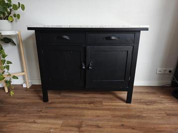 Zwart dressoir met mooi marmer blad beschikbaar voor biedingen