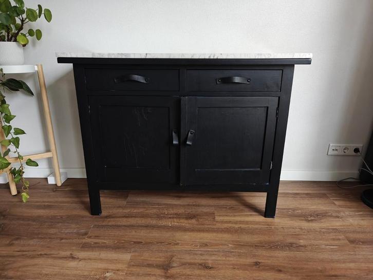 Zwart dressoir met mooi marmer blad, Huis en Inrichting, Kasten | Dressoirs, Gebruikt, 100 tot 150 cm, 25 tot 50 cm, Met lade(s)