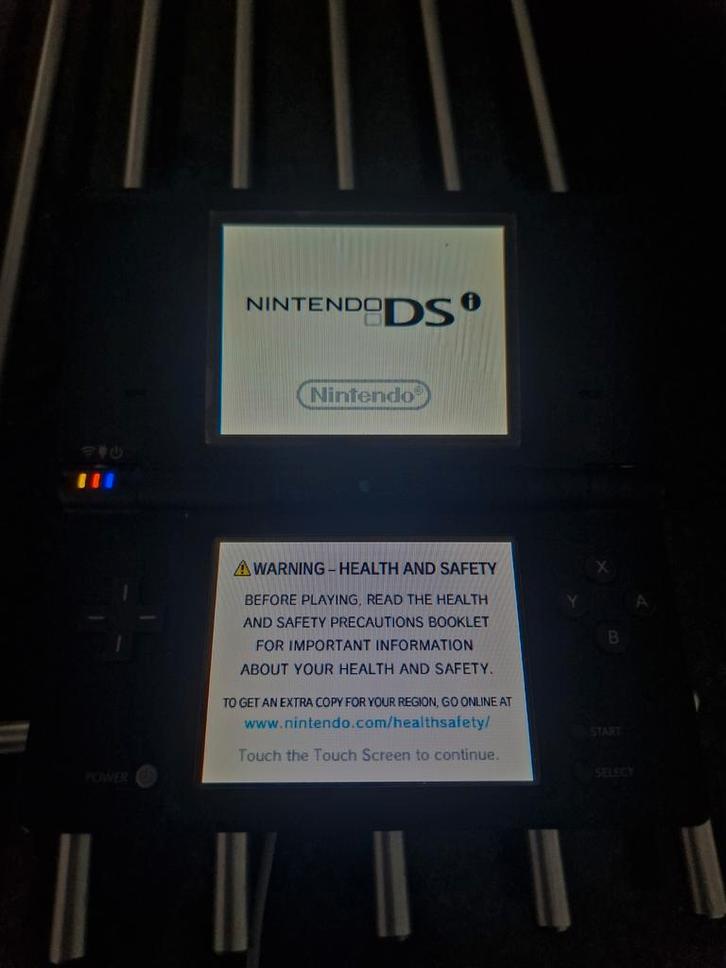 Nintendo DSi + Fifa 2006 + Oplader, Spelcomputers en Games, Spelcomputers | Nintendo DS, Gebruikt, Dsi, Zwart, Met games, Ophalen of Verzenden