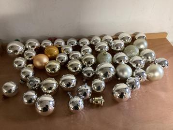 50 kerstballen,diverse kerstballen beschikbaar voor biedingen