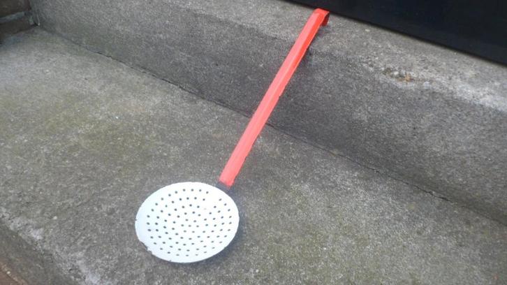 Emaille schuimspaan rood 38 cm. lang emaillen lepel lepelrek, Antiek en Kunst, Antiek | Emaille, Ophalen of Verzenden