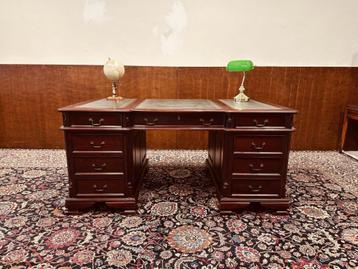 Klassiek Engels Chesterfield Bureau beschikbaar voor biedingen