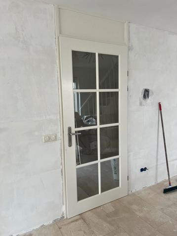 Binnendeur met 8 ruitjes inclusief kozijn beschikbaar voor biedingen