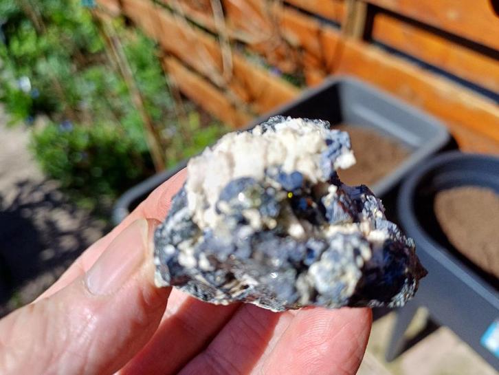 D47-07 Galeniet Calciet UV Septemvre mine Madan Bulgarije, Verzamelen, Mineralen en Fossielen, Mineraal, Ophalen of Verzenden