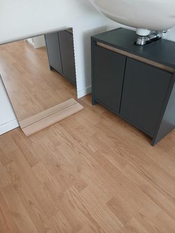 wastafel onderkastje en bijpassende spiegel in nieuwstaat beschikbaar voor biedingen