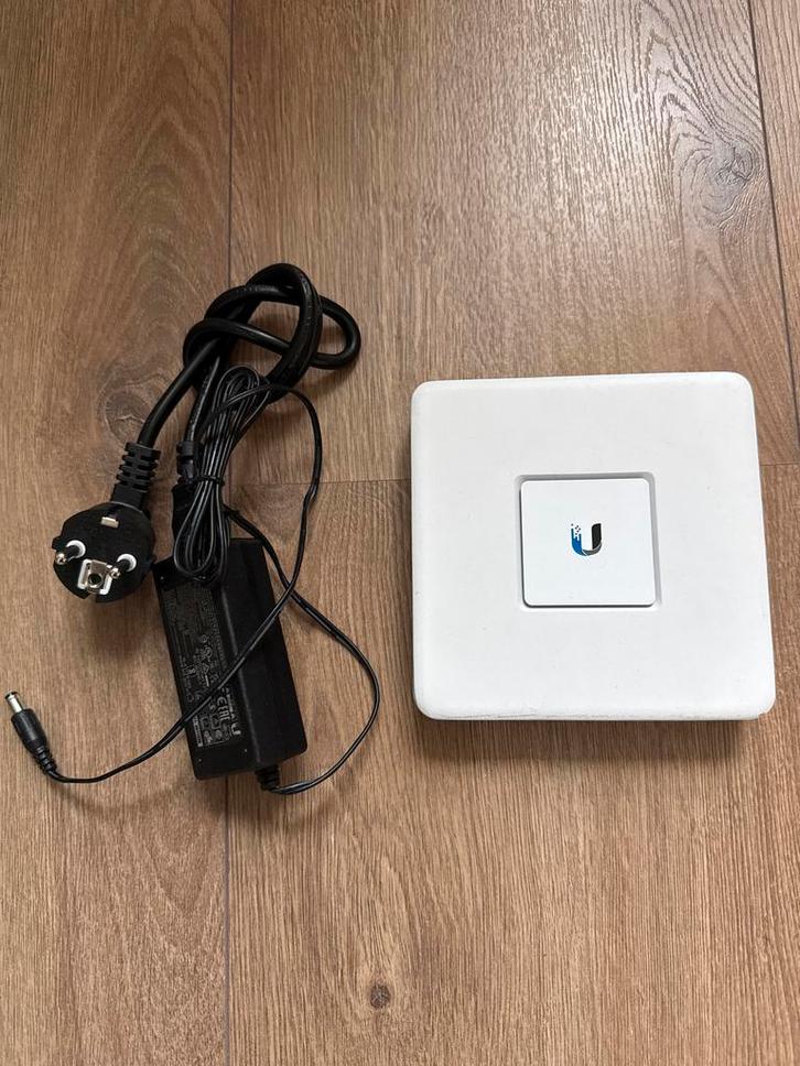 UniFi Security Gateway USG - Router, Computers en Software, Routers en Modems, Zo goed als nieuw, Router, Ophalen of Verzenden