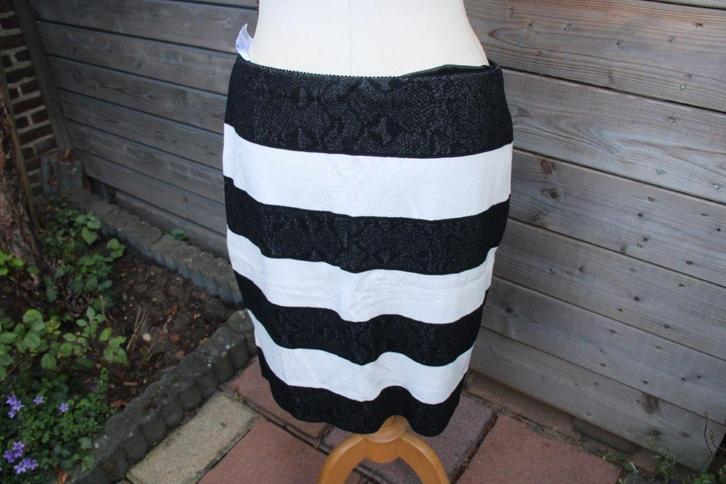 Rok zwart/ creme Marccain mt N5(L/42) Vaste prijs, Kleding | Dames, Rokken, Zo goed als nieuw, Maat 42/44 (L), Zwart, Knielengte