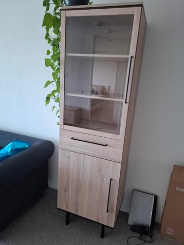 Vitrine berg en ladekast beschikbaar voor biedingen