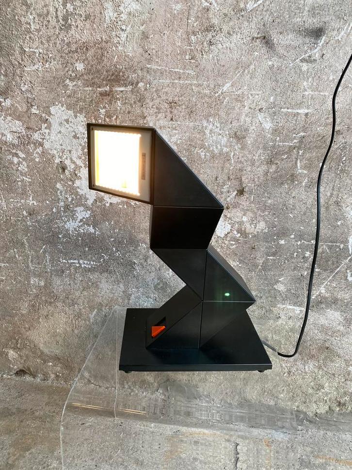 Jaren 80 Zig Zag tafellamp, Huis en Inrichting, Lampen | Tafellampen, Gebruikt, Minder dan 50 cm, Kunststof, Ophalen of Verzenden