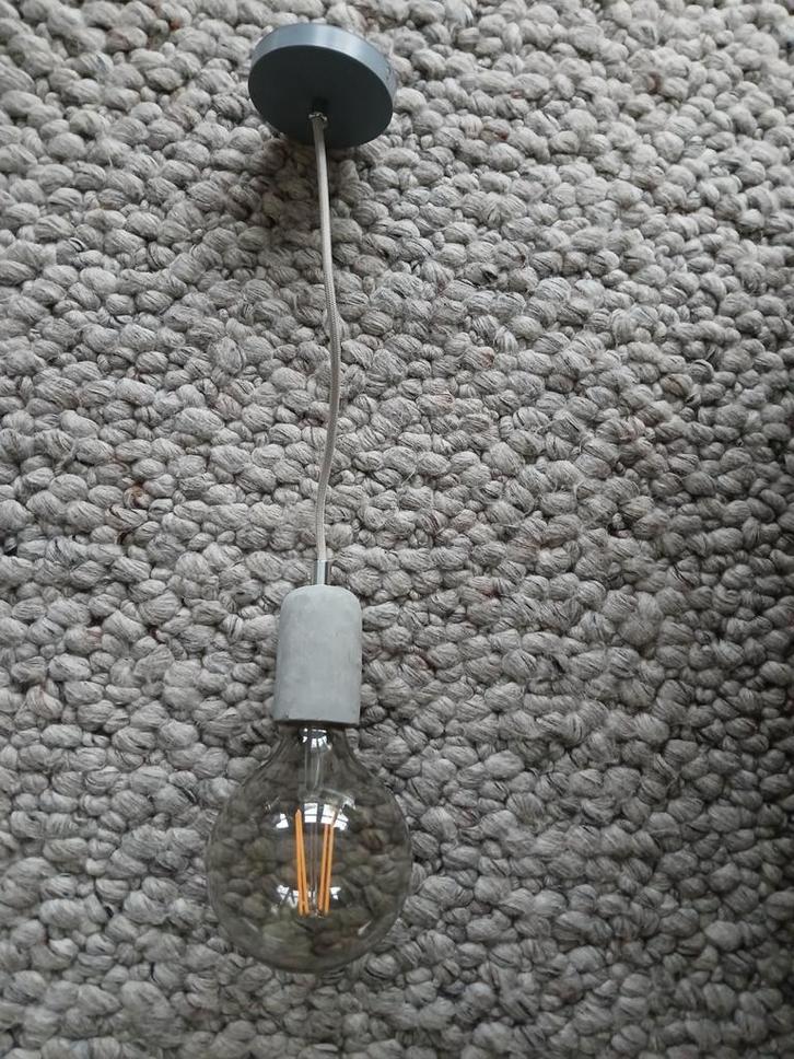 Hanglamp beton + grote spaarlamp izgs industrieel mega bulb, Huis en Inrichting, Lampen | Hanglampen, Zo goed als nieuw, Ophalen of Verzenden