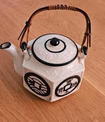 Vintage Chinees Theepotje met Bamboe Handvat beschikbaar voor biedingen