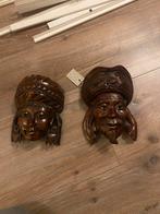 Twee rozen houten maskers, Ophalen
