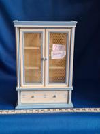 Kast hout planken en la zacht geel / blauw poppenhuis 1:12, Poppenhuis, Nieuw, Ophalen of Verzenden, HANDELSHUSET VEGA