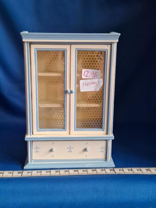 Kast hout planken en la zacht geel / blauw poppenhuis 1:12, Verzamelen, Poppenhuizen en Toebehoren, Nieuw, Poppenhuis, Ophalen of Verzenden