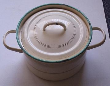 Antiek emaille pan. Cremekleurig met groen randje. Nostalgie beschikbaar voor biedingen
