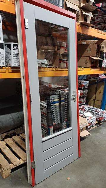 Houten deur met kozijn en dubbelglas beschikbaar voor biedingen