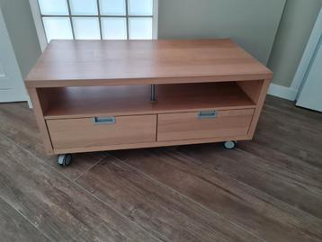 Tv-kast / laag dressoir op wieltjes