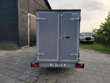 Te huur. Dichte aanhangwagen 750 kg max. beschikbaar voor biedingen