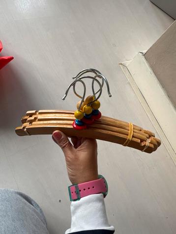 5 Houten Kinderkleding Hangers beschikbaar voor biedingen