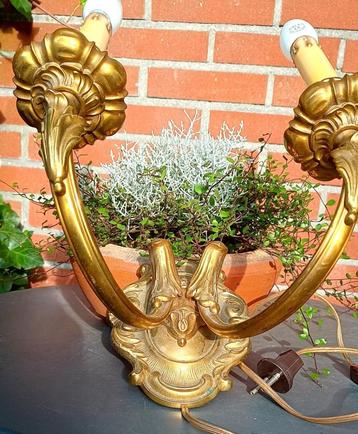 Chique antieke bronzen wandlamp ,tweearmige kandelaar lamp beschikbaar voor biedingen