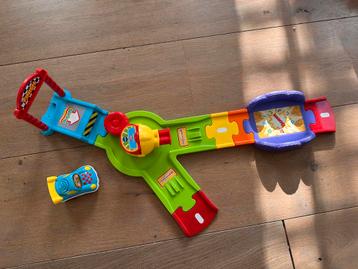 Toet Toet Auto Racebaan met Raceauto beschikbaar voor biedingen