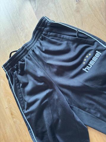Hummel Trainingsbroek mt140 zwart met roze accenten beschikbaar voor biedingen