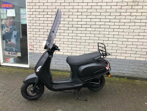 JONGE VESPA LOOK AGM RIVA SOURIS 45KM BROM ZWART BJ2023 2400, Fietsen en Brommers, Scooters | Overige merken