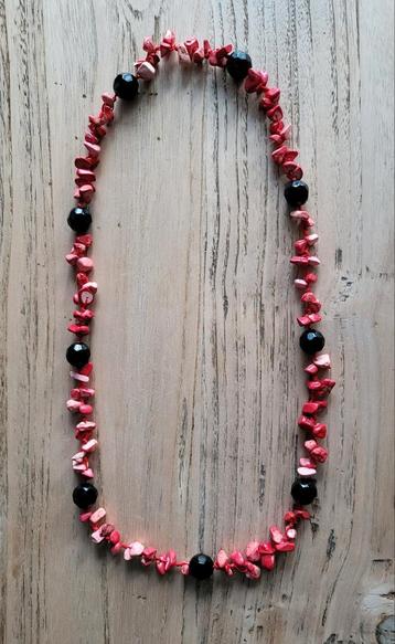 ketting v rode koraal met zwarte facet geslepen kralen 40 cm beschikbaar voor biedingen