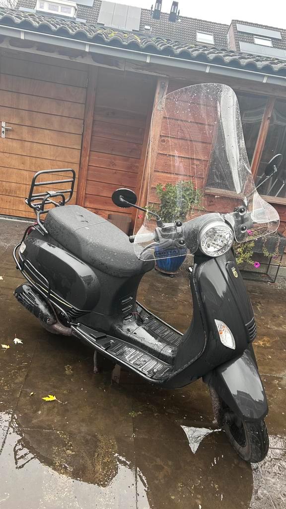 Btc Riva scooter blauw kenteken, Fietsen en Brommers, Snorfietsen en Snorscooters, Zo goed als nieuw, Overige merken, Benzine