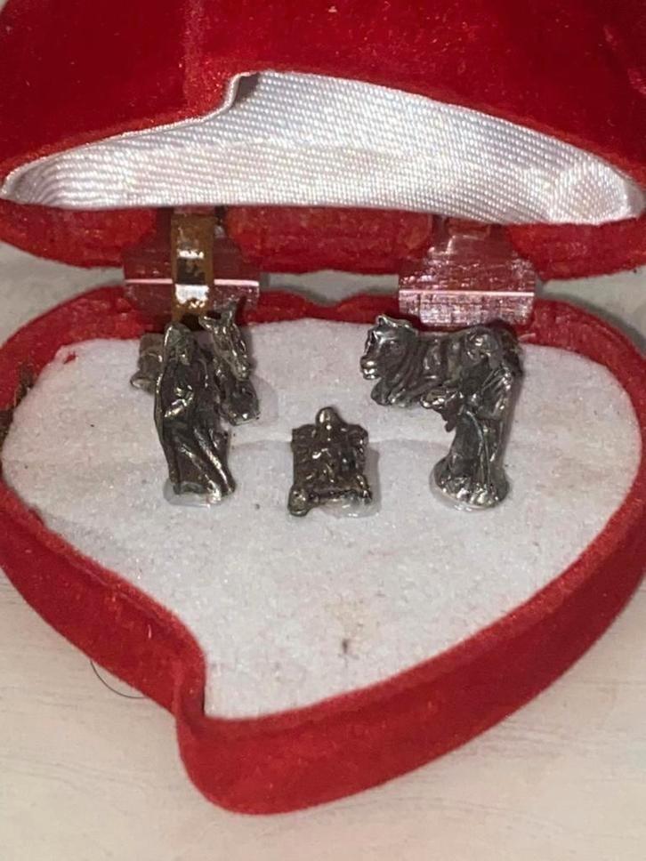 Zilverkleurig Miniatuur kerststal  in Hartvormige Doos, Verzamelen, Beelden en Beeldjes, Nieuw, Ophalen of Verzenden